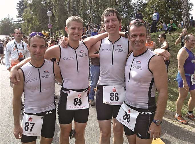 Die vier Triathleten gaben beim Sasisonfinale in Remagen nochmal alles: Es reichte zu Platz sechs.privat