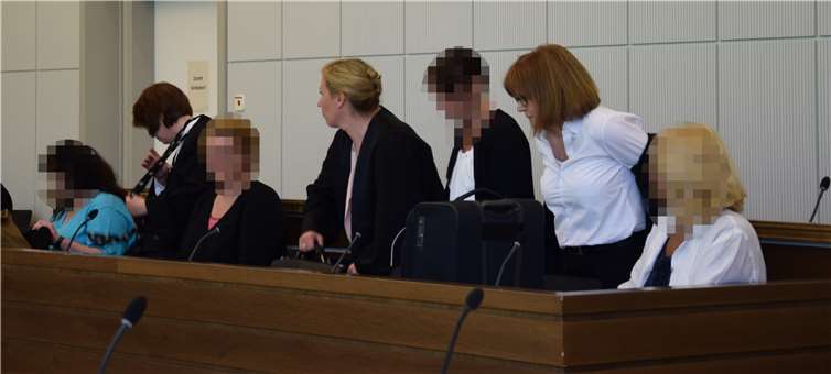 Die vier angeklagten Ex-Erzieherinnen der Kita Antweiler und ihre Anwälte beim Prozessauftakt im Landgericht Koblenz.Foto: UBU