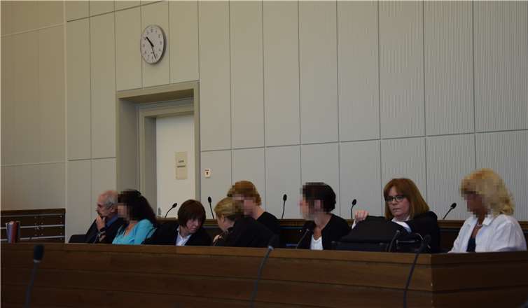 Die vier angeklagten Ex-Erzieherinnen der Kita Antweiler und ihre Anwälte beim Prozessauftakt im Landgericht Koblenz.UBU