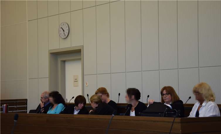 Die vier angeklagten Ex-Erzieherinnen der Kita Antweiler und ihre Anwälte beim Prozessauftakt im Landgericht Koblenz. UBU
