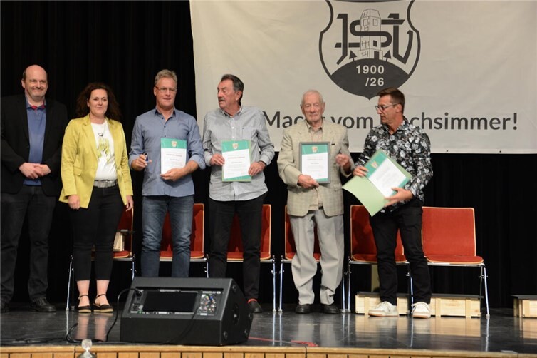 Die vier anwesenden ehemaligen Vereinsvorsitzenden erhielten Ehrennadeln des Fuß...