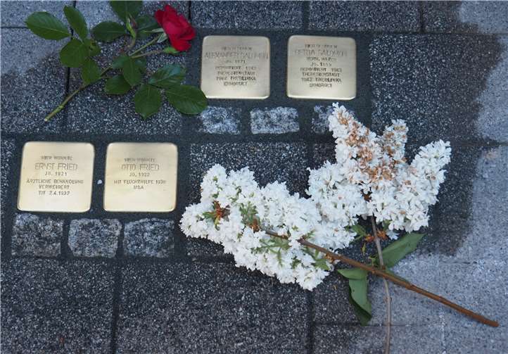 Die vier eingelassenen Stolpersteine im Gedenken an die Geschwister Berta und Alexander Salomon sowie Ernst und Otto Fried.