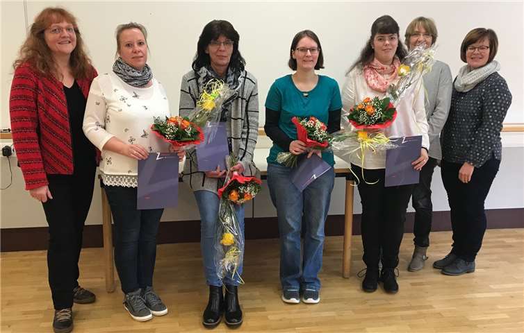 Die vier erfolgreichen Absolventinnen Michaela Lennartz, Carmen Müller, Stephanie Vollwille und Yvonne Kern sowie Stefanie Gödert (links) und Astrid Wirth (Zweite v. rechts) von der Lernstatt Zukunft und Beate Knuffmann, Gesamtleitung Neuwied (rechts).Foto: Katholische KiTa gGmbH Koblenz