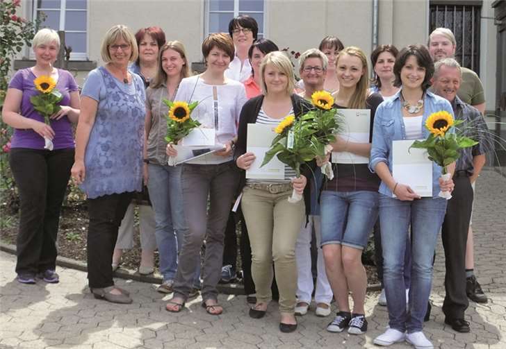 Die vier frisch gebackenen Heilerziehungspflegerinnen, erste Reihe von rechts: Ricarda Schmitz, Erika Dück, Melanie Steudtner und Galina Atyashkina.privat