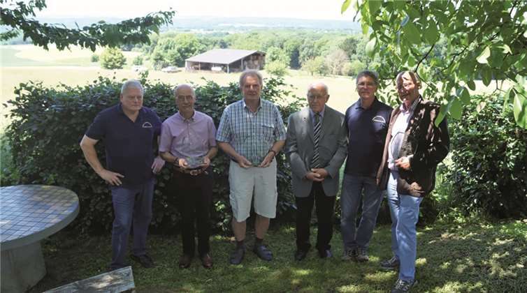 Die vier geehrten Gründungsmitglieder mit den beiden Vorsitzenden des Vereines (v.li.): Josef Köster, Erwin Siegmund, Heinz Greib, Paul Scholl, Ralf Therrè und Walter Kaselow. privat