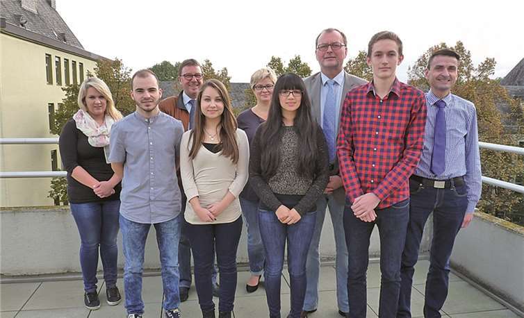 Die vier neuen Azubis Darius Akan, Daniel Isaak, Jana Lizenberger und Sarah Shad zusammen mit der Jugendausbildungsvertreterin Jessica Salz, dem Geschäftsführer Operativ Ralf Giel, der Fachkraft Pädagogik Eva Hommen, dem Vorsitzenden der Geschäftsführung Karl-Ernst Starfeld und dem Fachausbilder Joachim Göderz. (Es fehlt die Studierende Denise Humberg). Privat