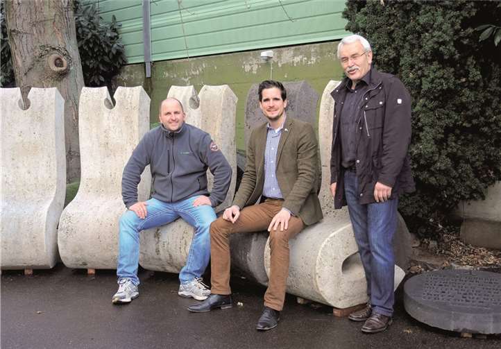 Die vier weißen und ein schwarzer Sitzstein, ein Geschenk der Steinmetz- und Steinbildhauer-Innung Mittelrhein an die Stadt Koblenz, werden zukünftig die Spaziergänger des Moselufers zwischen Güls und Metternich zur Rast einladen. privat