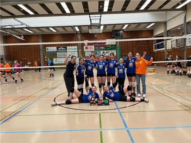 Die vierte Damenmannschaft: Emely Friesen (1), Alina Diefenbach (3), Kardelen Aktas (4), Julia Feiler (10), Stella Trein (13), Cemre Öksüz (22), die Gastspieler aus Team 5 Leora Bode (23) und Leonie Weidburg (26), als Ersatz Co Trainerin Amélie Baier und Trainerin Carina Prior.  Foto: TV Vallendar
