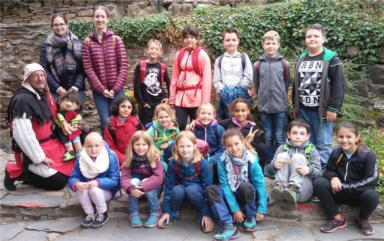 Die vierte Klasse der GS Löf mit ihren Lehrerinnen Frau Anspach und Frau Schmitz sowie Ritter Ansgard und Knappe Mirco auf Burg Thurant. privat