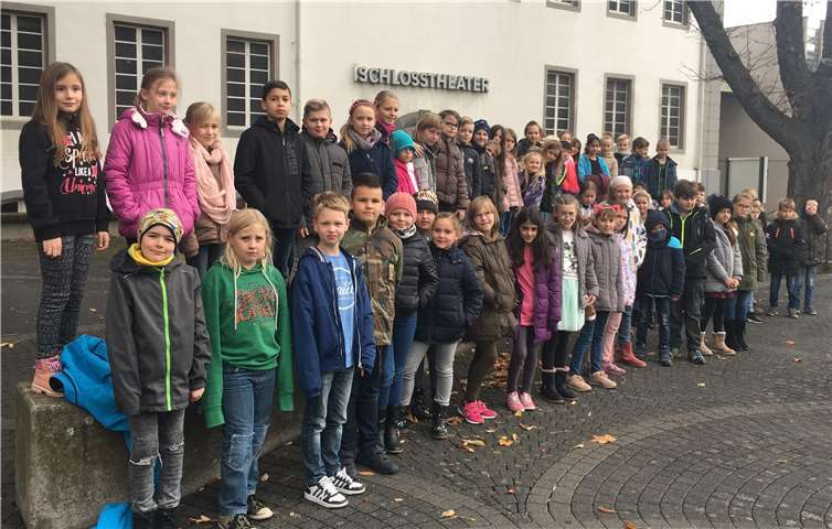 Die vierten Klassen der Holzbachtalschule Puderbach besuchten das Schlosstheater Neuwied. privat