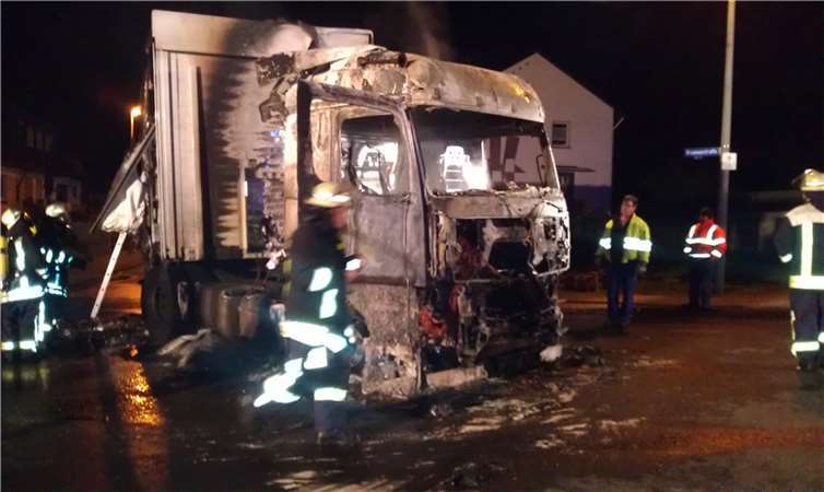 Die völlig ausgebrannte Zugmaschine. Foto: PP Koblenz