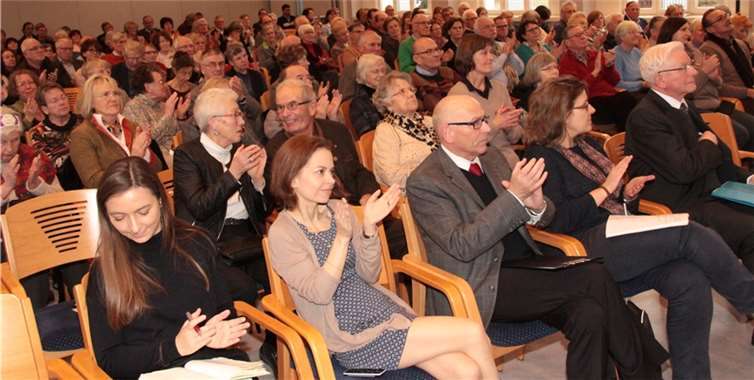 Die voll besetzte Aula der Philosophisch-Theologischen Hochschule. -and-