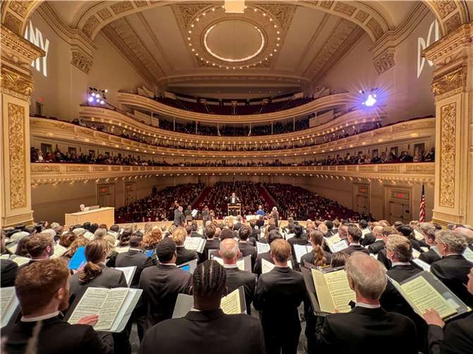 Die voll besetzte Carnegie Hall aus der Chor-Perspektive.  Foto: privat