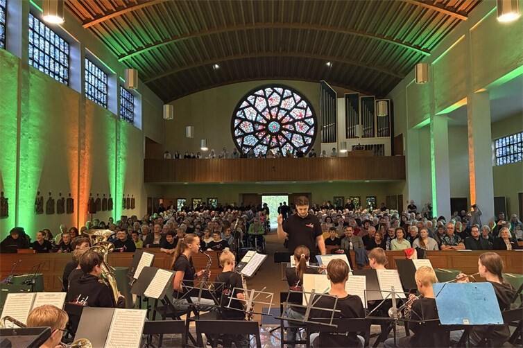 Die voll besetzte Kirche wirke einmal mehr imposant und die besondere Akustik brachte die Töne des Vororchesters bis in die hinterste Reihe.