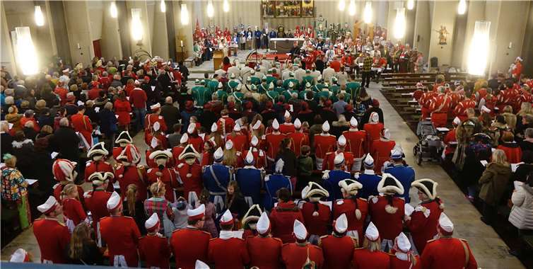 Die voll besetzte Linzer Marienkirche beim karnevalistischen Festgottesdienst am 9. Februar 2020 in Anwesenheit vieler Linzer Karnevals-Korps. Foto: Roland Thees