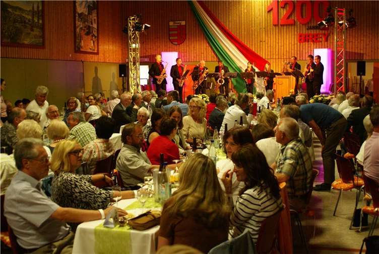 Die voll besetzte Roland-Halle, im Hintergrund das Bläserensemble „SaxSonic“