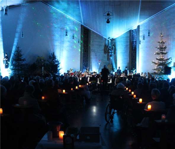Die voll besetzte St. Lambertus Kirche war stimmungsvoll illuminiert und geschmückt.