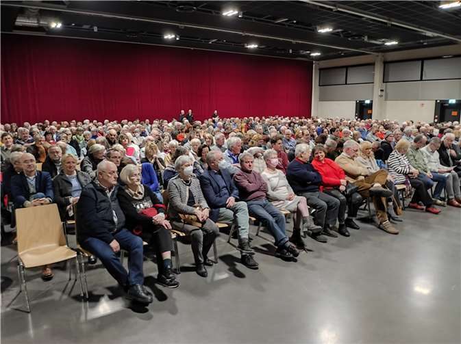 Die vollbesetzte Jungholzhalle erwartet den Künstler.