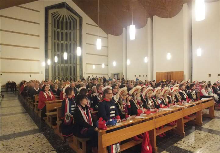 Die volle Kirche bot dieses Mal wieder ein Anblick der besonders schönen Sorte. Bunt und in Uniform wohnten die Narren dem Gottesdienst bei. Foto: privat