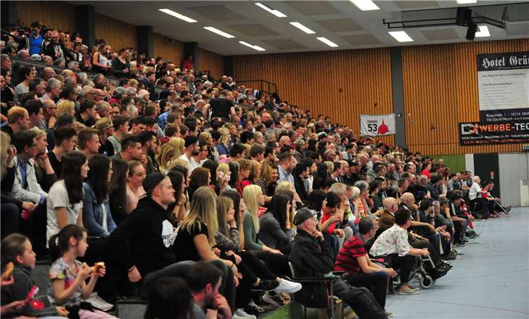 Die volle Schulsporthalle zeigte das große Interesse an Spitzenhandball in der Region.