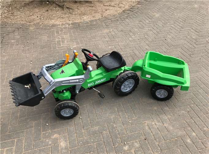 Die vom Förderverein angeschafften Trettraktoren erfreuen sich bei den Kindern höchster Beliebtheit. Foto: privat