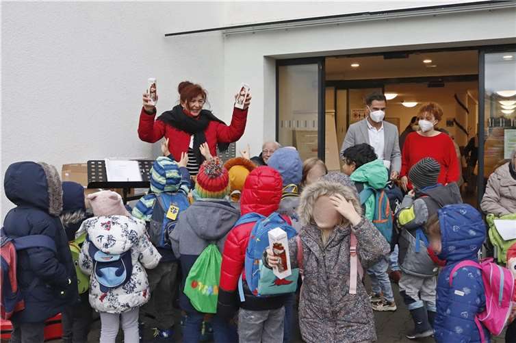 Die vom Förderverein des Seniorenzentrum St. Franziskus gespendeten Schoko-Nikoläuse fanden schnell reißenden Absatz.