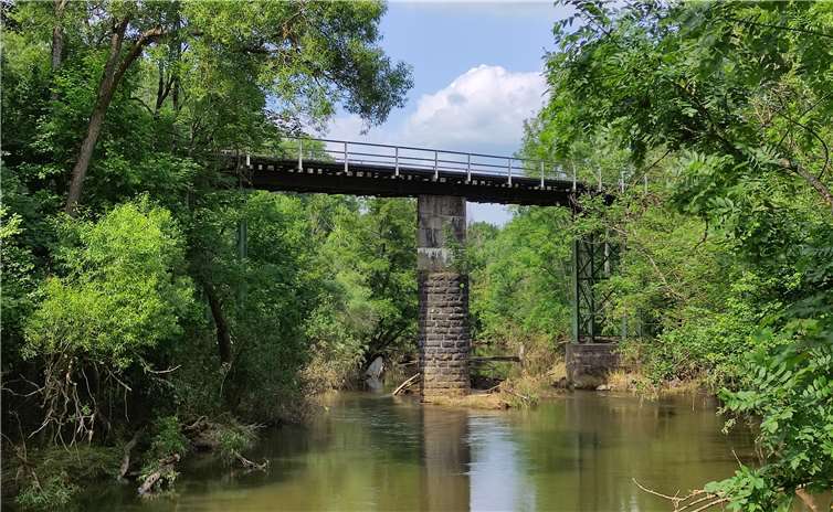 Die vom Hochwasser ganz offensichtlich nicht in Mitleidenschaft gezogene Eisenbahnbrücke der Eifelquerbahn bei Pelm wurde in der Vergangenheit immer wieder als Hindernis für eine Reaktivierung dargestellt.Fotos: Eifelquerbahn_Verein