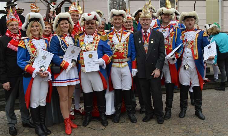 Die vom RKK-Bezirksvorsitzenden Willi Fuhrmann geehrten Stadtsoldaten, den höchsten Orden gab es für Martin Tillmann.