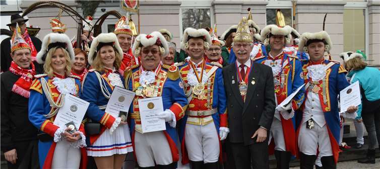 Die vom RKK-Bezirksvorsitzenden Willi Fuhrmann geehrten Stadtsoldaten, den höchsten Orden gab es für Martin Tillmann. Foto: -AB-