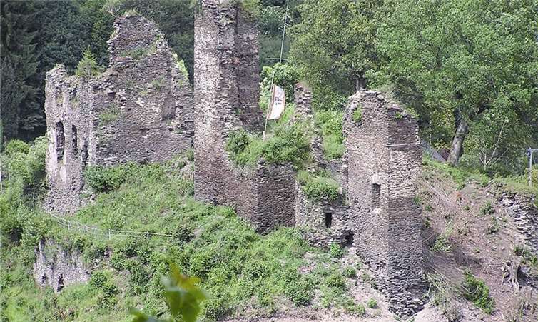 Die vom Verfall bedrohte Ruine der Isenburg nach Freischnitt im April 2005.Privat