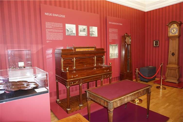 Die von Abraham und David Roentgen entworfenen Möbel gingen um die Welt und bilden gemeinsam mit den Kinzing - Uhren das Herzstück des Kreismuseums.