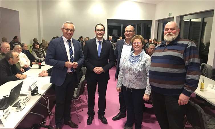 Die von Achim Hallerbach (links), dem Landrat des Landkreises Neuwied und zuständigem Dezernenten für den Fachbereich Landwirtschaft, initiierte Veranstaltungsreihe LANDreisen erfreut sich nachhaltiger Beliebtheit. Der Außerschulische Lernort in Linkenbach war mal wieder bis auf den letzten Platz besetzt. Als Fachreferenten sprach Dr. Andreas Schumacher (2.v.l.), Notarassessor und Geschäftsführer der Notarkammer Koblenz zum Thema „Testament, Vorsorgevollmacht, Patientenverfügung und Betreuung“. Weiter auf dem Foto: Thomas Ecker, Kreisverwaltung Neuwied, Hella Holschbach, Vorsitzende des Landfrauenverbandes und Ulrich Schreiber, Vorsitzender des Bauern- und Winzerverbandes.Kreisverwaltung