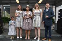 Die von Bürgermeister Ingendahl frisch proklamierten Weinmajestäten Weinprinzess...