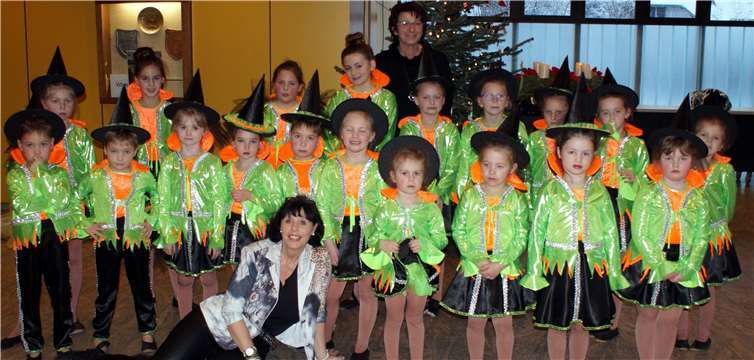 Die von Jutta Kremer und Resi Mattlener trainierte Gruppe „Minimöhnchen“ ist eine der großen Nachwuchshoffnungen des Möhnenclubs Mülheim. Fotos: privat