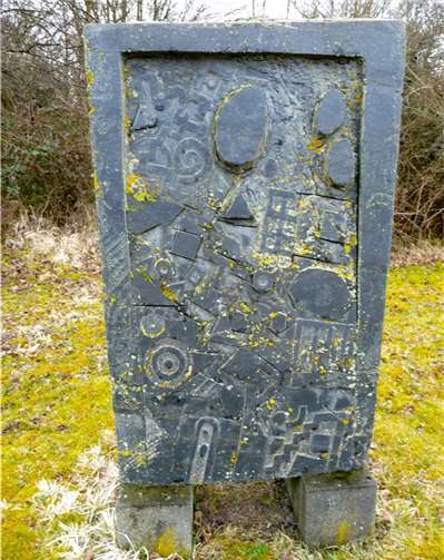 Die von Künstler Zdenék Tománek geschaffene Skulptur „Door Future“ werden die Stiftung LAPIDEA für Kunst und Kultur und die Kreissparkasse Mayen der Stadt Mayen zum Jubiläumsgeschenk machen. KSK Mayen