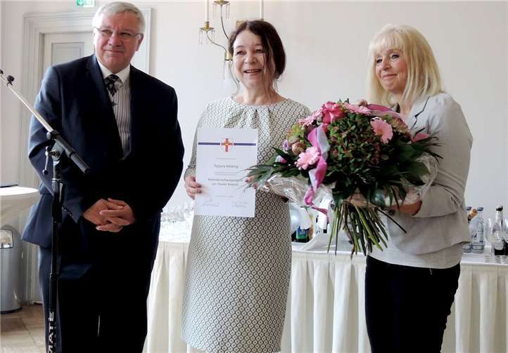 Die von Oberbürgermeister Hofmann-Göttig und Kulturdezernentin Theis-Scholz überreichte Urkunde zeigt es Schwarz auf Weiß: Tatjana Hölbing ist neue Kammerschauspielerin am Theater Koblenz. BSB