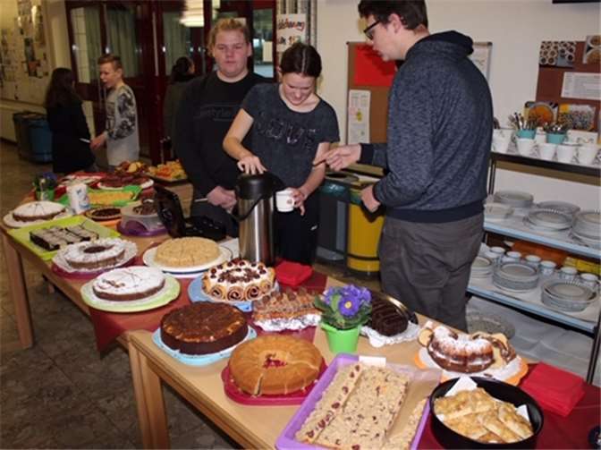 Die von Schülern gestaltete Cafeteria lockte mit einem sehenswerten Kuchen- und Tortenbüffet.