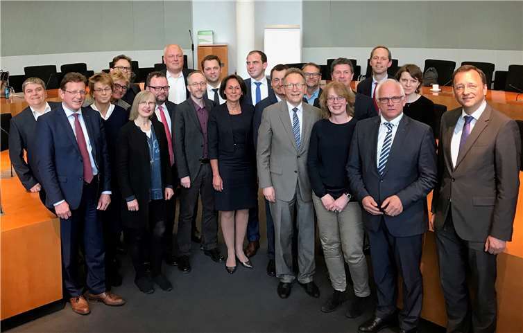 Die von den Bundestagsabgeordneten Erwin Rüddel (4.v.r.), Tabea Rößner (3.v.r.) und (dahinter) Detlef Pilger initiierte interfraktionelle Parlamentsgruppe „Bahnlärm“ hat sich in der 19. Legislaturperiode des Deutschen Bundestages neu konstituiert. privat