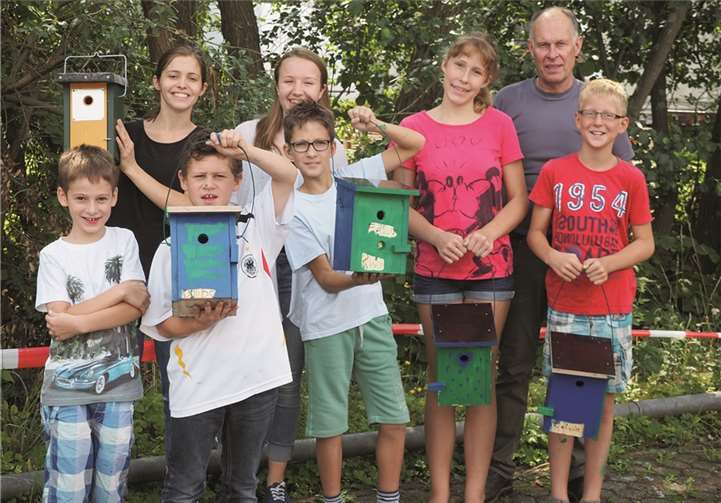 Die von den Kindern gebauten, bunten Nistkästen werden sicher gut angenommen.privat