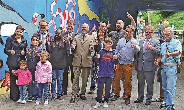 Die von den Kindern und Jugendlichen gestaltete Unterführung wurde im Beisein von Bürgermeister Bert Spilles eingeweiht. STEIN