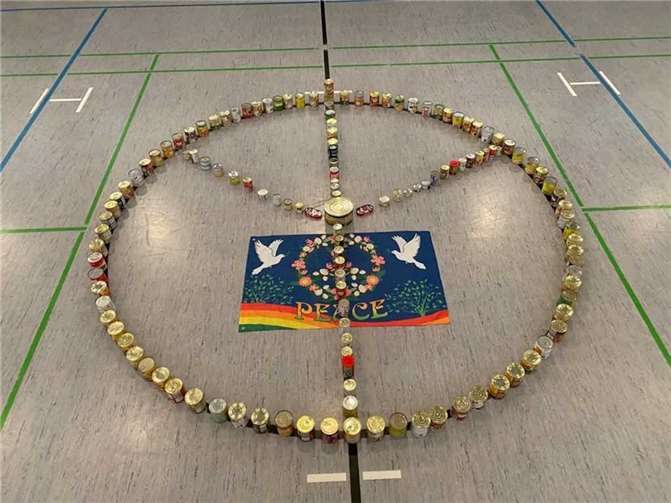 Die von den Kindern und deren Familien gespendeten Konservendosen wurden in der Mehrzweckhalle in Form des Friedenszeichens angeordnet. Quellen: VG Weißenthurm
