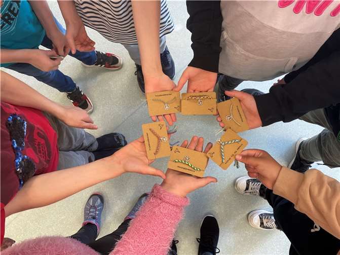 Die von den Schülerinnen und Schülern hergestellten Freundschaftsbänder. Foto: privat