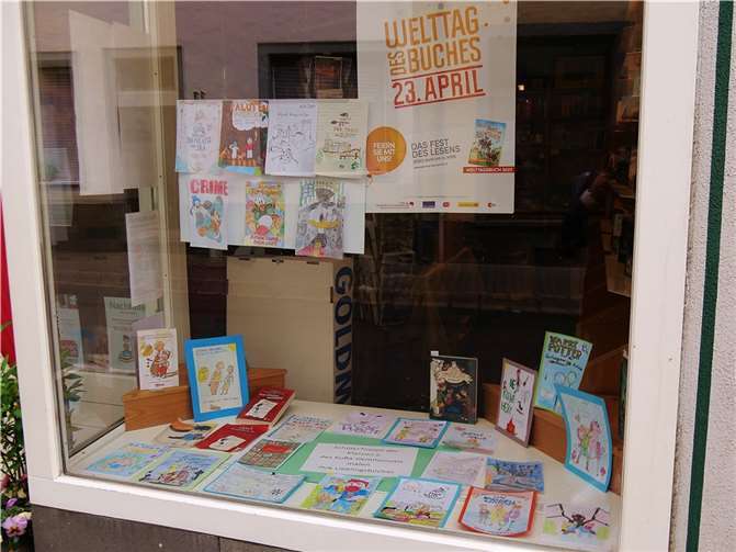 Die von den Schülern und Schülerinnen gemalten Titelbilder zu ihren Lieblingsbüchern wurden anschließend im Schaufenster der Buchhandlung präsentiert.  Foto: Linda Olsinski