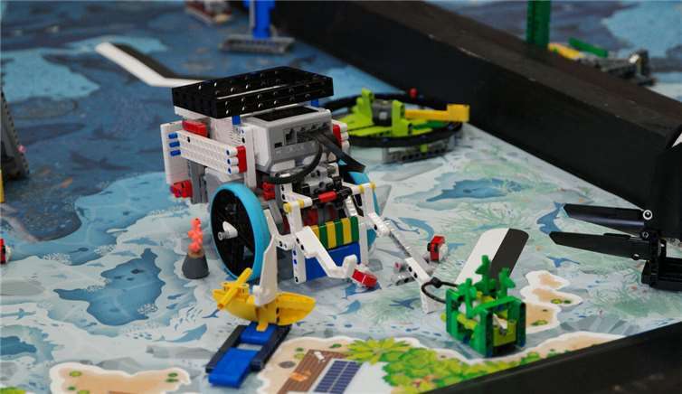 Die von den Teams konstruierten Roboter lösten eigenständig Aufgaben auf dem Spielfeld.