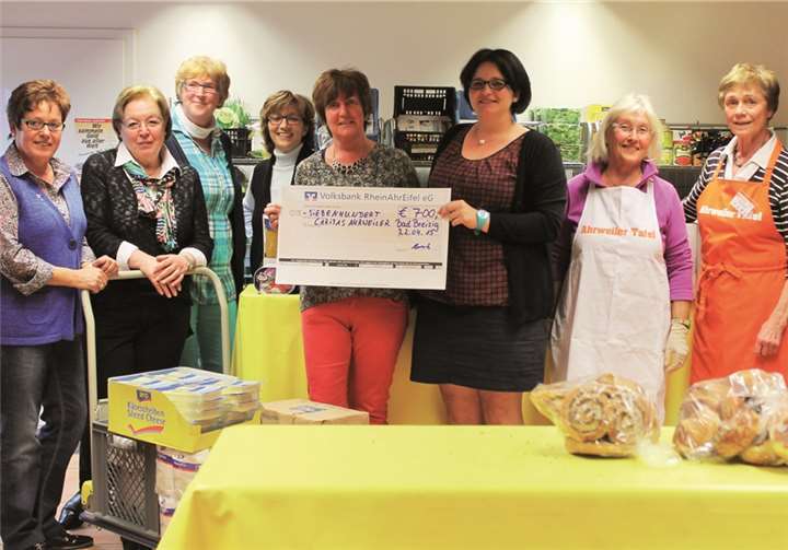 Die von den kfd St. Viktor aus Oberbreisig gestifteten 700 Euro und die Lebensmittel helfen der „Ahrweiler Tafel“ bei ihrer wichtigen Arbeit.privat