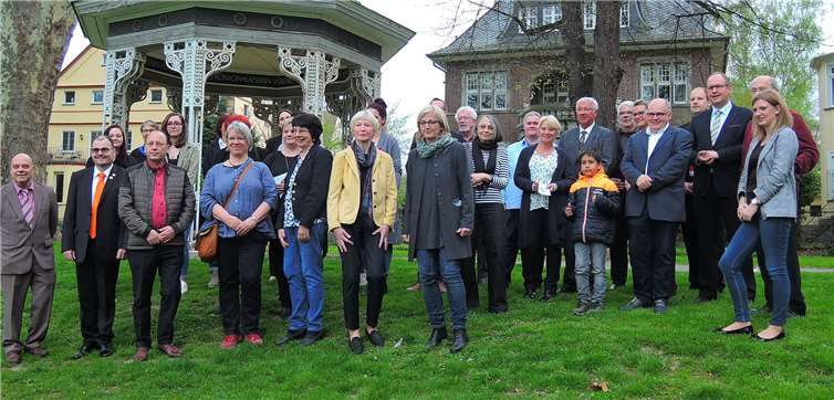 Die von der JoHo-Schängel-Stiftung prämierten Projektverantwortlichen sowie die Stiftungs-Vorstandsmitglieder Prof. Dr. Hofmann-Göttig, Joachim Deboeser, Dr. Christiane E. Herzog,Sonja Stein und Stiftungsgeschäftsführerin Steuerberaterin Alexandra Künster. Fotos: BSB