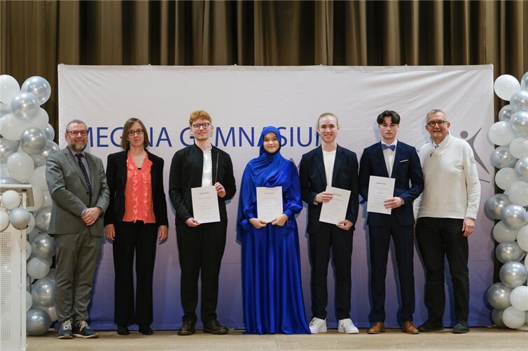 Die von der Keuser-Stiftung ausgezeichneten Abiturienten Levin Lukas, Aisha Arnaout, Leander Dani und Tim Valentin