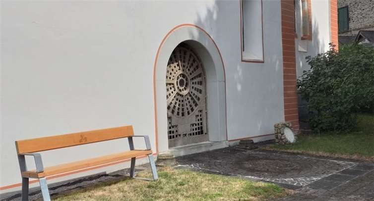 Die von der Leaderregion gestiftete Ruhebank anlässlich des 200. Geburtstages von Friedrich Wilhelm Raiffeisen fand in der Ortsgemeinde Anhausen einen würdigen Platz.Foto: Privat