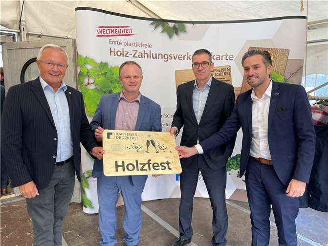 Die (von rechts) Geschäftsführer Marco Rummer und Peter Erlebach kündigten beim Holzfest zur Freude von Oberbürgermeister Jan Einig und Landrat Achim Hallerbach Investitionen in Neuwied an.  Foto: Kreisverwaltung Neuwied