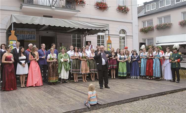 Die von weither angereisten Regentinnen von Rhein und Ahr gaben gemeinsam ein prächtiges Bild ab. AB